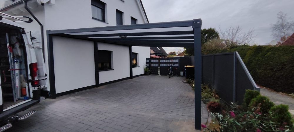 Carport aus Aluminium an der Hauswand