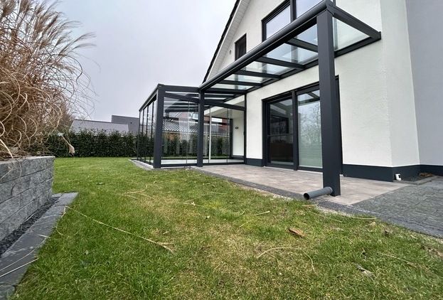 Verglaste Überdachung an einem Neubau