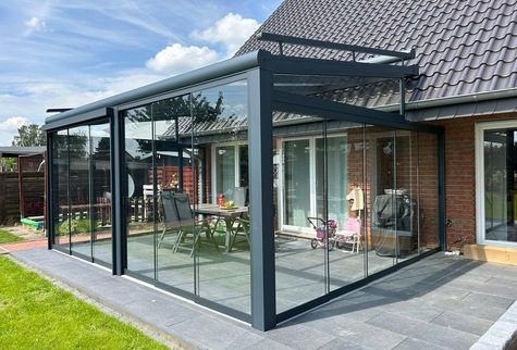 Verglaster Anbau mit Blick in den Garten